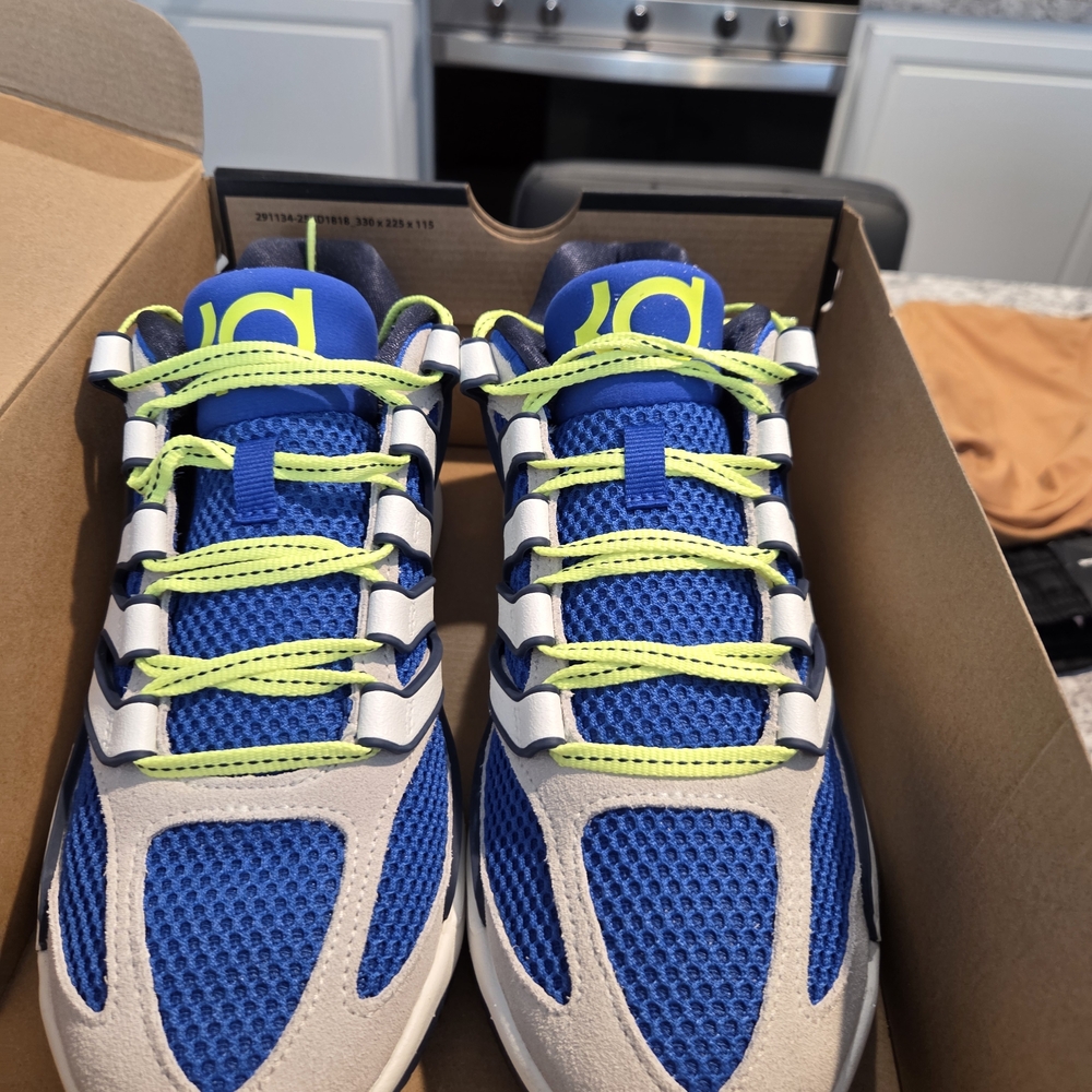 New Nike KD Blue Sneakers with Neon Accents Sz 9 Women / 7.5 Mens - Picture 3 of 7